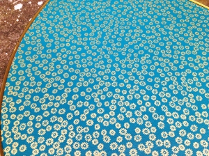 dessus-table-tripode-bleu-papier-japonais